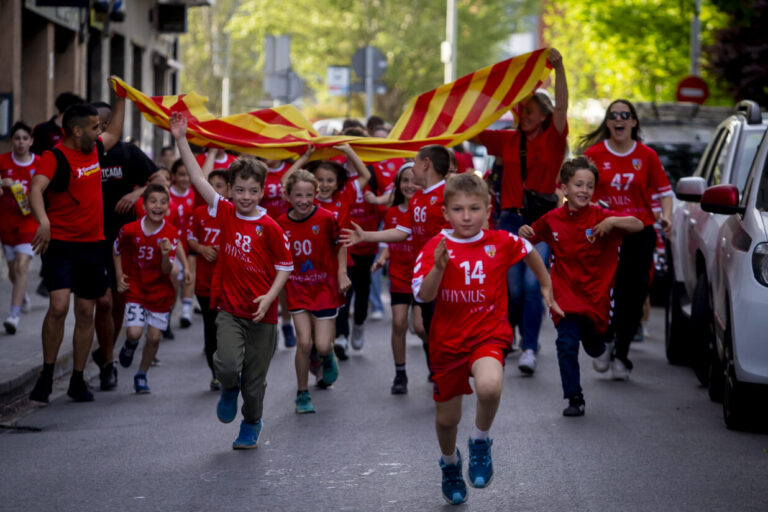 Visca tot i tot junt: Sant Jordi, el Correllengua i el Vint-i-cinc d’Abril